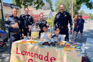 El National Night Out es un evento anual para fortalecer la relación entre la comunidad y la policía, promoviendo la seguridad y prevención del delito. Conoce qué ciudades de California lo organizan.
