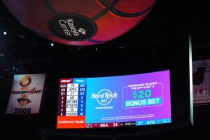 Aficionados revisan sus apuestas en vivo durante un partido en Florida, donde las plataformas móviles ya forman parte de la experiencia en el estadio.