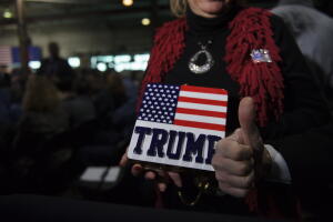 Los fieles de Trump siguen fervorosamente al presidente.