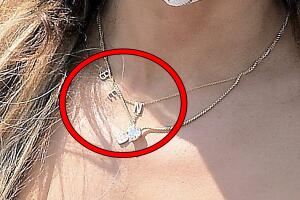 Jennifer Lopez collar Ben Affleck