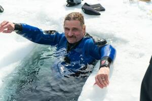 Crucifijo gigante sumergido en el lago Michigan