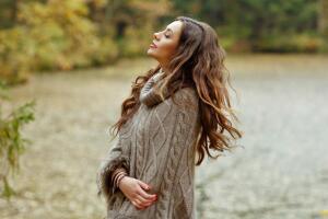 mujer_cabello_ondulado_otono.jpg