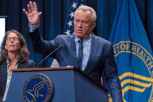 El secretario de Salud y Servicios Humanos, Robert F. Kennedy Jr., habla durante una conferencia de prensa sobre el informe de autismo de los CDC en el Auditorio del Edificio Hubert Humphrey en Washington, el miércoles 16 de abril de 2025. 