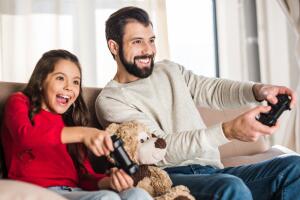 papa_e_hija_jugando_videojuegos.jpg