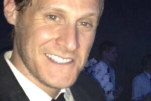 Trevor Engelson y Meghan Markle