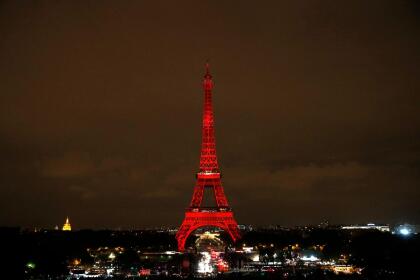 Para cada ocasiÃ³n especial y relevante, la Torre Eiffel se ilumina, se engalana o, tambiÃ©n, se apaga. En este caso, se iluminÃ³ en honor a la visita a ParÃ­s del prÃ­ncipe heredero Naruhito, descendiente del emperador de JapÃ³n, el jueves 13 de septiembre de 2018. El 
<b><a href="https://www.toureiffel.paris/en/the-monument/history" target="_blank">sitio oficial</a></b> de la Torre dice que tiene 18,038 piezas metÃ¡licas y que en la obra trabajaron 50 ingenieros y diseÃ±adores, y 150 trabajadores fabricando las partes y entre 150 y 300 en la obra en sÃ­.
<br>