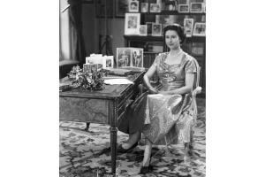 La reina Isabel y su primer mensaje de Navidad televisado, 1957 (2).jpg