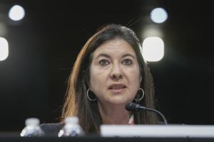 Adriana Kugler en una audiencia del Senado durante su confirmación a la Junta de Gobernadores de la Reserva Federal, el 21 de junio de 2023, en el Capitolio de Washington. 