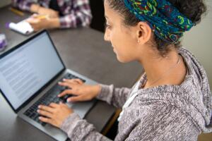  Nueva York entregará 350,000 laptops gratis a estudiantes en escuelas públicas