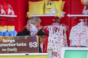 Shakira visitó M&M’S World con su hermano Tonino.