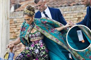 En agosto de 2021, JLo parece que olvidó quitarle el precio a la capa Dolce & Gabbana que traía puesta en Italia.