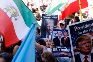 Personas corean consignas durante una manifestación en apoyo a los ataques estadounidenses e israelíes contra Irán el domingo 1 de marzo de 2026 en Los Ángeles. 