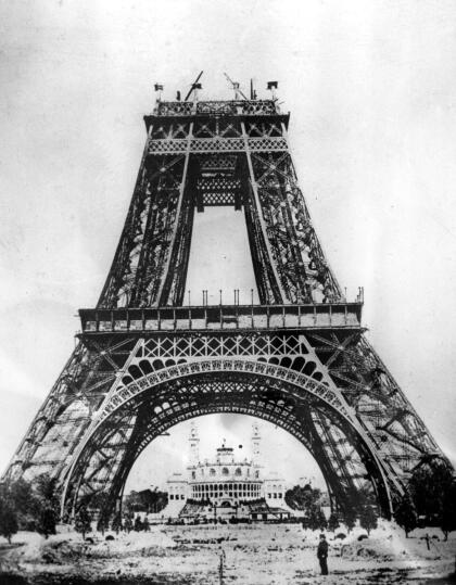TodavÃa en construcción en 1887. Atrás, se divisa el Palacio de Trocadero. Durante el levantamiento, un solo trabajador perdió su vida, poco para una época en que era muy común que los obreros fallecieran en accidentes en proyectos a gran escala.