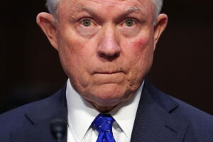 El Fiscal General Jeff Sessions en su presentación ante el Comité Judicial del Senado el 18 de octubre de 2017. Fue interrogado por sus conversaciones con el presidente Donald Trump sobre el despido del exdirector del FBI James Comey, entre otros temas. 
