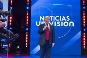 El candidato presidencial republicano, el expresidente Donald Trump, habla durante una pausa comercial durante un foro abierto de Univision, el miércoles 16 de octubre de 2024, en Doral, Florida.