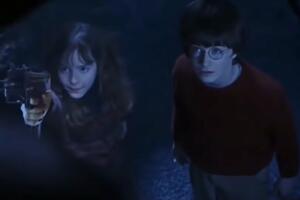 hermione con un arma harry potter.jpg