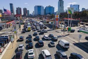 Juez bloquea intento de Trump de eliminar peajes por congestión en Nueva York.