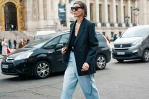 blazer-negro-con-mom-jeans-look.jpg