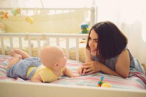 mama-mirando-bebe-sonriendo.jpg