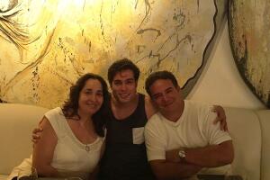 Son padres e hijos y parecen clones