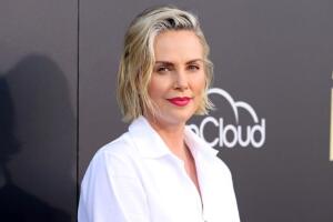 Charlize Theron cayó sobre su cuello en la grabación de una película