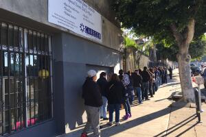 Migrantes en fila por consultas legales en Los Ángeles