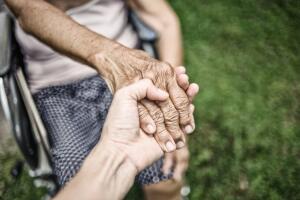 mujer-mayor-mano-vejez-silla-de-ruedas.jpg
