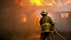 California sigue su combate contra 14 incendios forestales