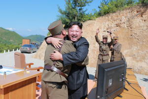 Kim Jong Un celebra el "éxito" del lanzamiento de su misil intercontinental