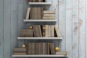 Árbol de Navidad en la pared hecho con libros