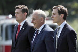 Desde la izquierda, el ex secretario de gabinete de la Casa Blanca, Rob Porter, el jefe de gabinete de Trump, John Kelly, y el asesor principal de la Casa Blanca y yerno del presidente, Jared Kushner. 