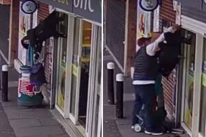 El abrigo de la señora se atoró en la cortina del supermercado.