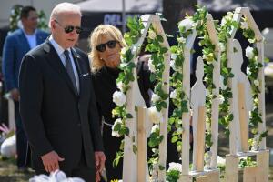 El presidente Joe Biden y la primera dama Jill Biden ante el altar improvisado en memoria de los niños asesinados en Uvalde, Texas.
