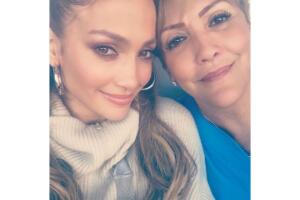 Jennifer Lopez y su mamá Lupe (2).jpg