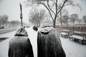 Las monjas de la Fraternite Notre-Dame están cubiertas de nieve recién caída mientras caminan por Constitution Avenue mientras la nieve comienza a acumularse. Una gran tormenta de nieve se prevé para la costa este este fin de semana con algunas áreas que se espera recibir hasta 1-2 pies de nieve.