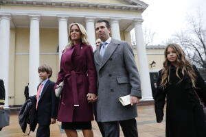 Donal Trump Jr. junto a su esposa Vanessa Trump y sus hijos Donald Trump III (izquierda) y Kai Trump (derecha), el viernes 20 de enero de 2017, día de toma de posesión de Donald Trump. 