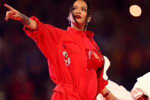 Rihanna surgiu barrigudinha no Super Bowl após anos longe dos palcos