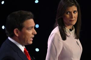 Ron DeSantis y Nikki Haley, durante el debate republicano de Iowa, el 10 de enero de 2024.