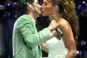 Singer Marc Anthony (L) kisses his wife