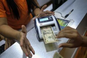 Use Of American Dollars Grows in Venezuela