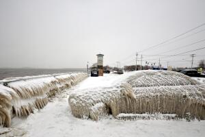 Esta fotografía fue tomada por el usuario Alvin Lindsaye, quien retrató como quedaron congelados varios carros que estaban parqueados al frente del mar. 