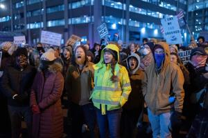 Expertos recomiendan mantener conducta pacífica y evitar contacto con la policía al protestar estando armado.