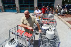 Gary D'Angelo y otros residentes de Orlando, Florida, esperan en el sur de Florida para comprar gas propano en preparación para la llegada del huracán Dorian en una tienda BJ's este 29 de agosto.