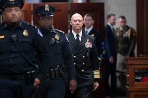 El almirante de la Armada de EE. UU. Frank Bradley, comandante del Comando de Operaciones Especiales de EEUU al salir de una sesión informativa clasificada  en el Congreso, el jueves 4 de diciembre de 2025. 