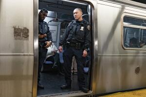 Buscan a sospechoso de empujar a dos personas a vías del metro en Manhattan.