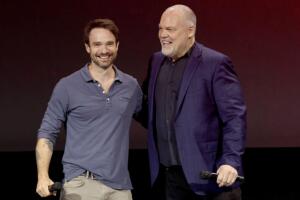 Charlie Cox y Vincent D'Onofrio en el panel de Marvel en la D23 EXPO 2022