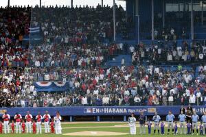 Obama disfruta del juego de béisbol en La Habana