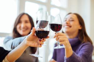 mujeres-amigas-tomando-vino-tinto.jpg