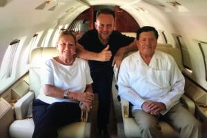 El cardenal Norberto Rivera Cabrera (derecha) junto a su hombre de confianza Fernando Peyro de la O y su amiga más cercana, Amelia Mera, ejecutiva española en un vuelo privado.