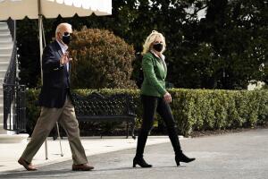 El presidente Joe Biden y la primera dama Jill Biden salen de la Casa Blanca rumbo a la Base Aérea Andrews, en Maryland, donde abordarán el Air Force One en el inicio de su viaje a Houston, Texas.